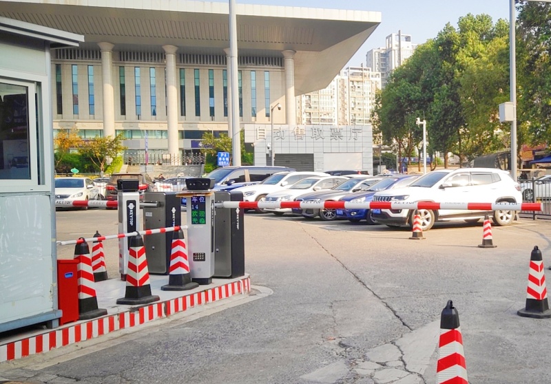 四川綿陽火車站停車場道閘系統(tǒng)及設(shè)備案例