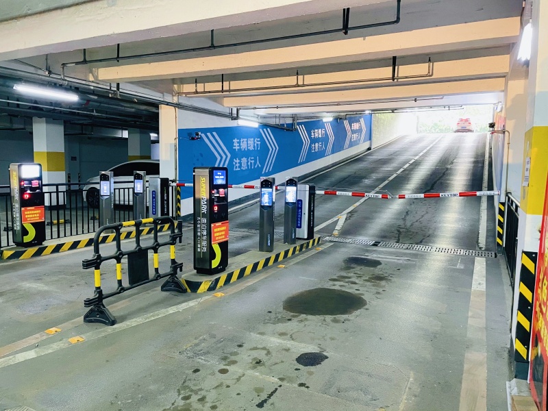 四川成都匯融廣場停車場收費(fèi)管理系統(tǒng)及設(shè)備案例