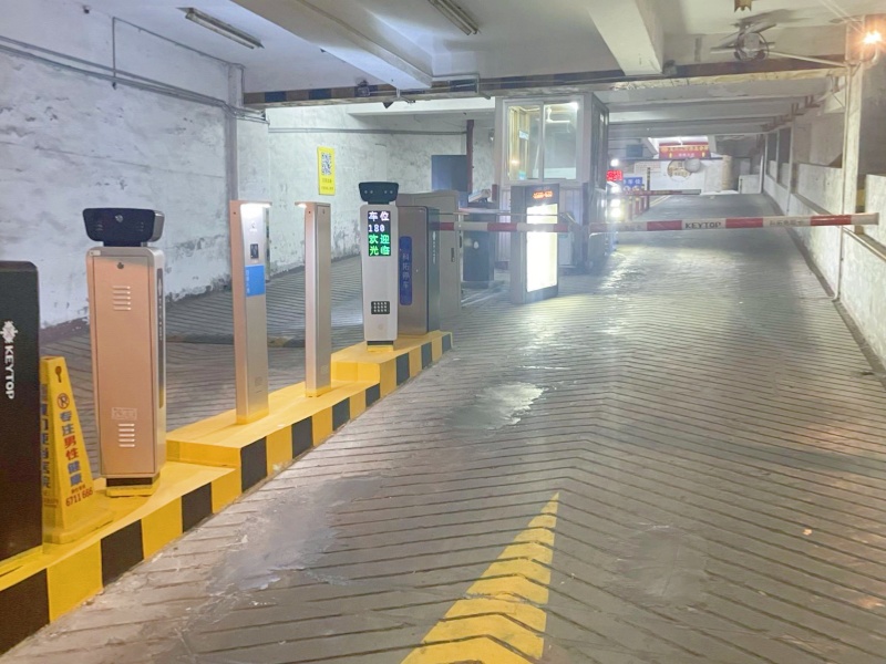 福建廈門公交集團(tuán)免取卡停車場道閘系統(tǒng)及設(shè)備案例