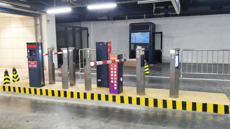 河北邯鄲環(huán)球中心停車場(chǎng)收費(fèi)管理系統(tǒng)及設(shè)備案例