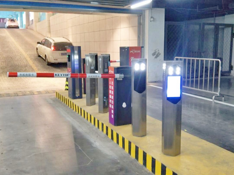 河北邯鄲環(huán)球中心停車場(chǎng)收費(fèi)管理系統(tǒng)及設(shè)備案例