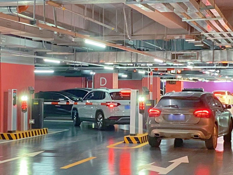 湖北武漢萬象城停車場收費(fèi)管理系統(tǒng)及設(shè)備案例