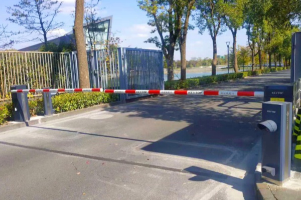 無人值守收費(fèi)停車場系統(tǒng)哪家好？深度解析品牌優(yōu)勢與選型指南