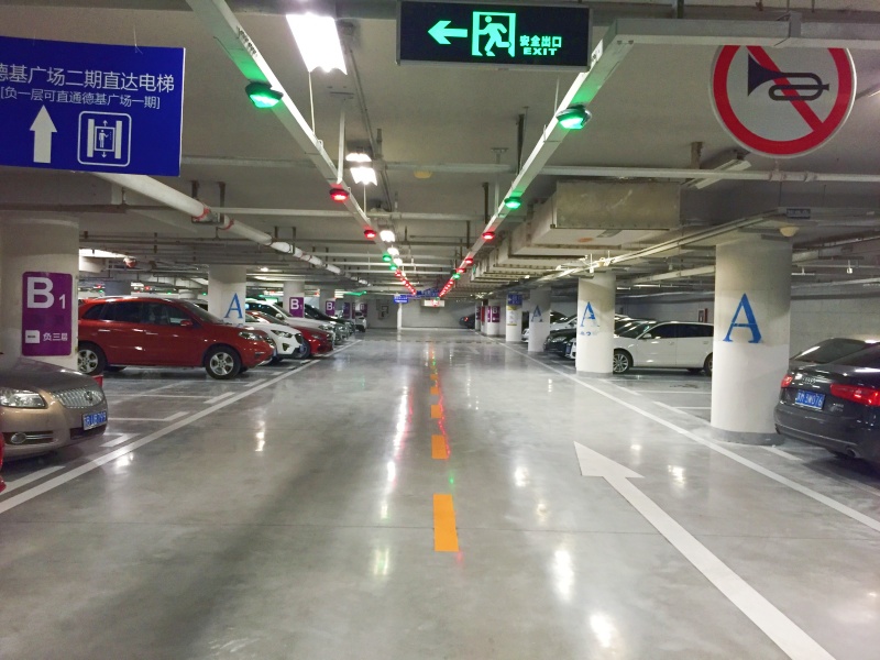 江蘇南京德基廣場停車場收費(fèi)管理系統(tǒng)及設(shè)備案例