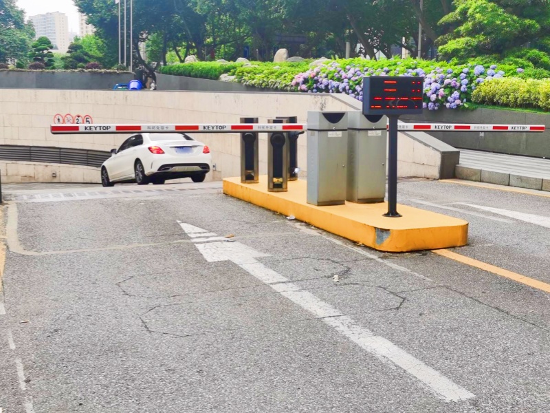 江蘇南京德基廣場停車場收費(fèi)管理系統(tǒng)及設(shè)備案例