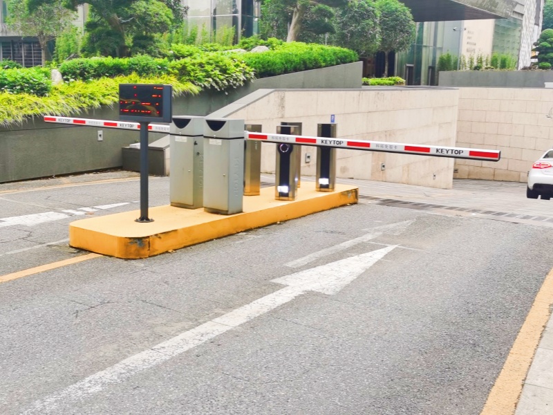 江蘇南京德基廣場停車場收費(fèi)管理系統(tǒng)及設(shè)備案例