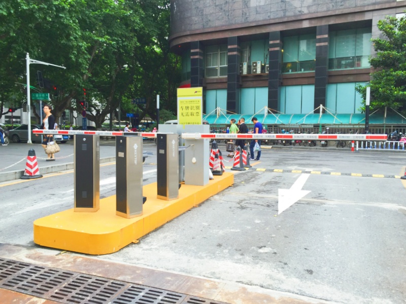 江蘇南京德基廣場停車場收費(fèi)管理系統(tǒng)及設(shè)備案例