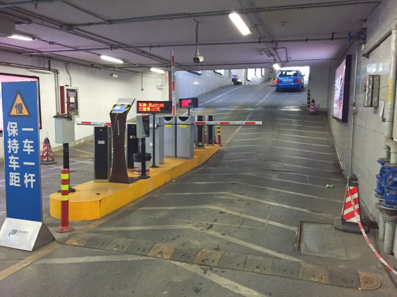 江蘇南京德基廣場停車場收費(fèi)管理系統(tǒng)及設(shè)備案例