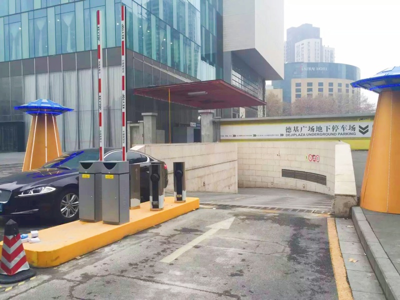 江蘇南京德基廣場停車場收費(fèi)管理系統(tǒng)及設(shè)備案例