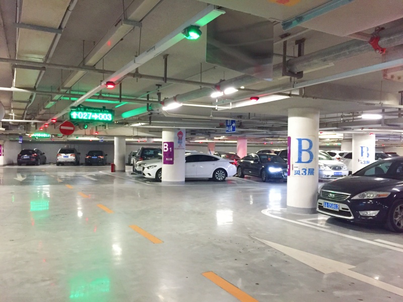 江蘇南京德基廣場停車場收費(fèi)管理系統(tǒng)及設(shè)備案例