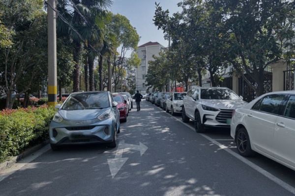 老舊社區(qū)破解停車?yán)Ь郑红o安區(qū)探索“數(shù)字賦能+自治共治”新模式