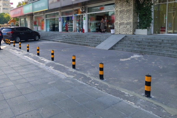 彭浦鎮(zhèn)探索“多格合一”機(jī)制，破解商鋪門前停車治理困局