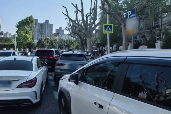 上海多區(qū)學(xué)校周邊智慧停車收費(fèi)引爭議，家長接送遇困擾