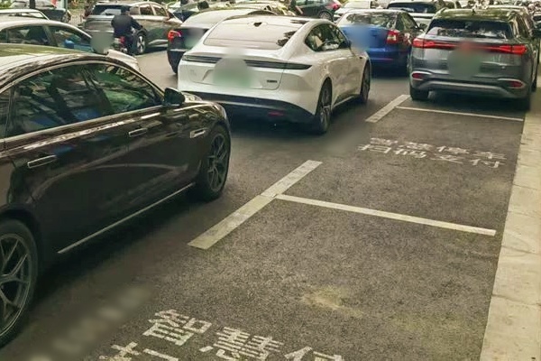 上海部分學(xué)校周邊智慧停車遇尷尬：家長規(guī)避收費致交通擁堵