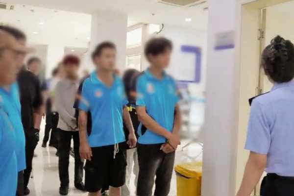 青浦寶龍商圈設(shè)55個(gè)騎手專(zhuān)用車(chē)位，警企協(xié)作破解配送停車(chē)難題