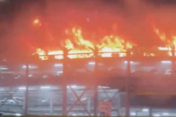 倫敦盧頓機(jī)場(chǎng)停車(chē)場(chǎng)突發(fā)大火，1200余車(chē)焚毀航班全面停飛