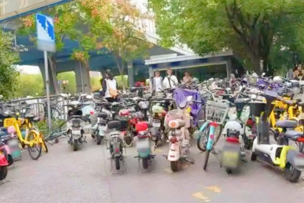 武漢地鐵口非機(jī)動(dòng)車停車場(chǎng)投用，日均投訴量降至零