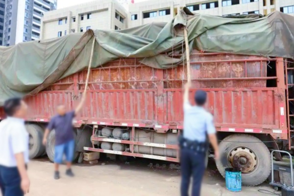 四川遂寧成功查處停車(chē)場(chǎng)內(nèi)黑加油點(diǎn)，專(zhuān)項(xiàng)整治行動(dòng)持續(xù)推進(jìn)