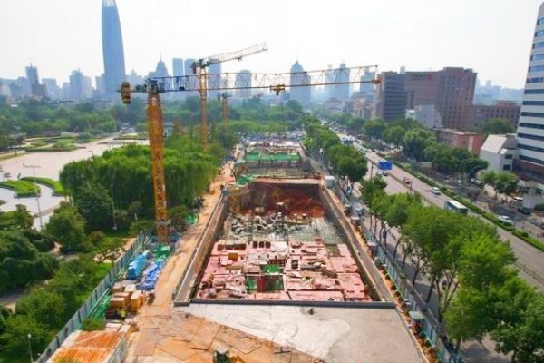 泉城廣場智慧停車場項目施工推進，地下通道與停車場同步建設(shè)
