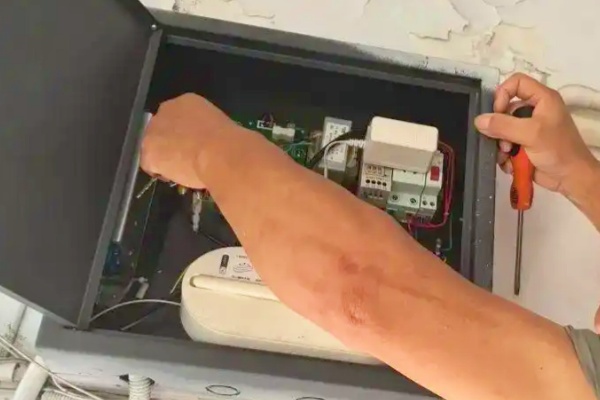 上海多小區(qū)遇“門禁失靈”：早高峰人臉識別、刷卡均失效，物業(yè)緊急處置