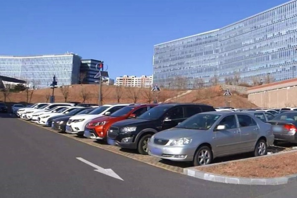 大連普蘭店皮口街道新增公益停車(chē)場(chǎng)，400個(gè)車(chē)位緩解停車(chē)壓力