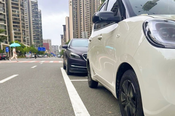 新津片區(qū)智慧停車運(yùn)營(yíng)滿月：泊位流動(dòng)起來(lái)，步道敞亮了