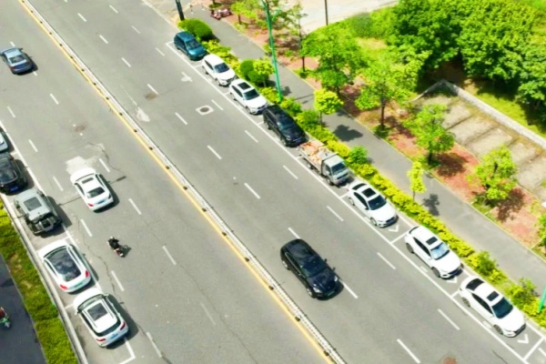 新津片區(qū)智慧停車運(yùn)營滿月：泊位流動起來，步道敞亮了