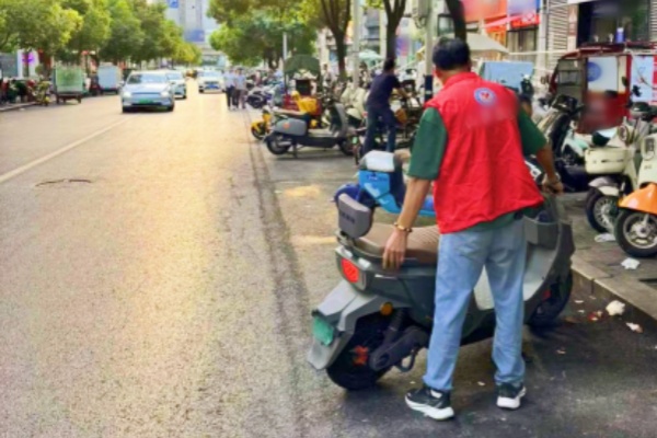實(shí)地探訪烏江路：“停車亂”整治見實(shí)效，社區(qū)與城管聯(lián)動(dòng)破解民生難題
