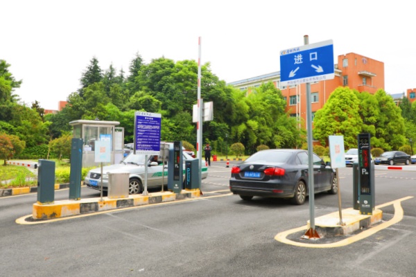 院墻內(nèi)的車位心坎上的溫度：貴陽(yáng)1.8萬(wàn)機(jī)關(guān)車位雙節(jié)開(kāi)放背后的治理深意