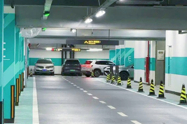 網紅商場地下停車場的“停車煩惱”：80萬客流背后的動線之困