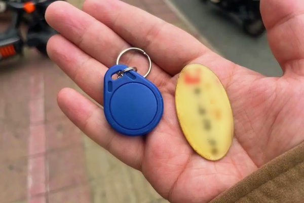 門禁卡黑市調(diào)查：10元可復(fù)制，外賣員的便利與業(yè)主的安全困局