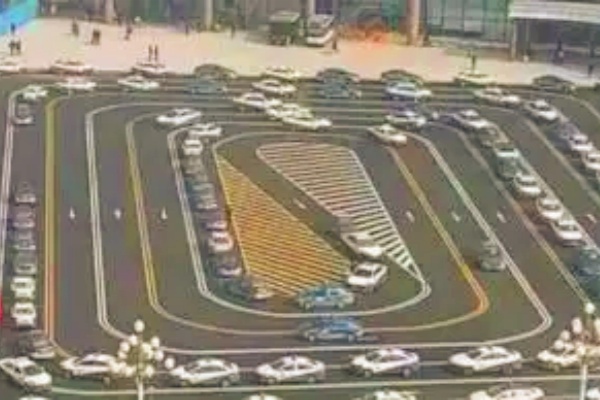 滄州西站停車場成“網(wǎng)紅蚊香盤”：螺旋設(shè)計背后的治堵考量