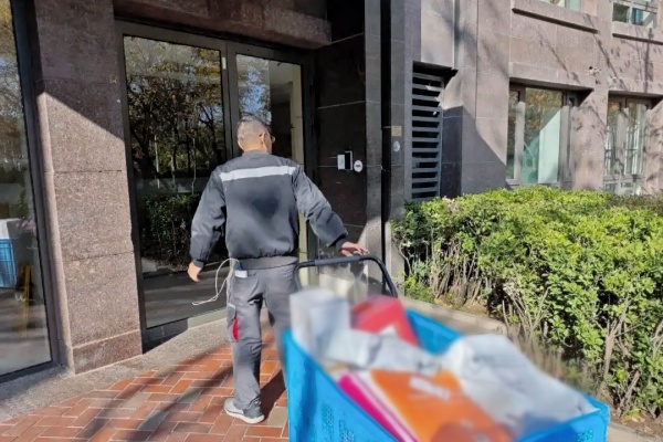 小區(qū)門禁升級(jí)后快遞小哥遇阻，北京一社區(qū)推“刷臉通行”破局