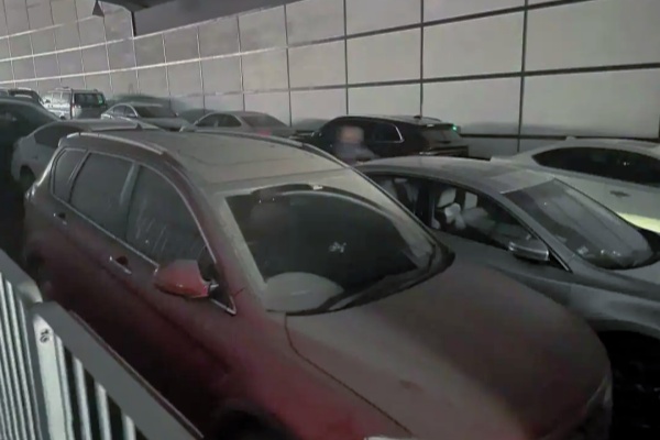 深圳多區(qū)域現(xiàn)“僵尸車”圍城：市政路擁堵、停車場占位，治理為何遇阻？