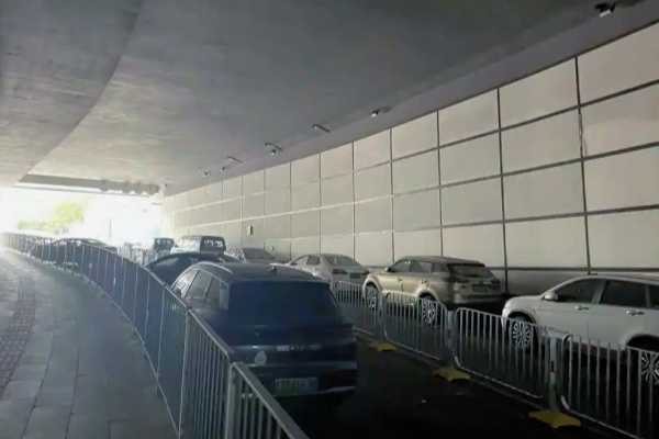 深圳多區(qū)域現(xiàn)“僵尸車”圍城：市政路擁堵、停車場占位，治理為何遇阻？