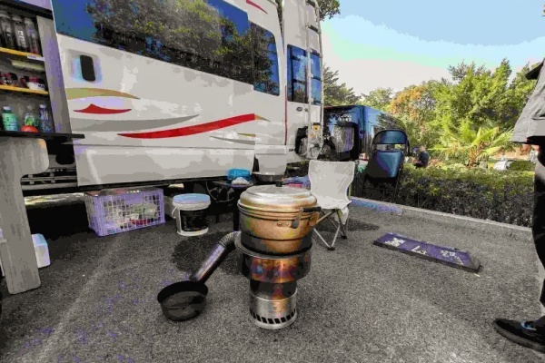 房車(chē)露營(yíng)困局調(diào)查：如何告別“停車(chē)場(chǎng)亂象”，找到多方共贏(yíng)之路？