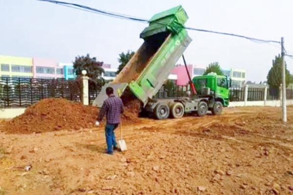 滕州市級(jí)索鎮(zhèn)閑置地塊改造停車(chē)場(chǎng)，緩解校園周邊交通壓力