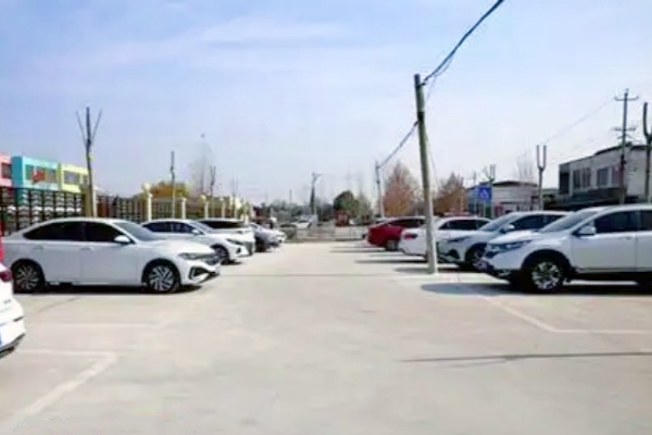 滕州市級(jí)索鎮(zhèn)閑置地塊改造停車場(chǎng)，緩解校園周邊交通壓力