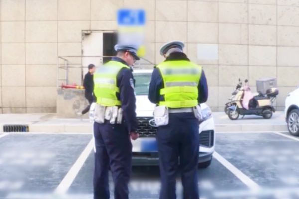 奉賢多部門(mén)聯(lián)動(dòng)整治停車(chē)欠費(fèi)，智慧系統(tǒng)精準(zhǔn)追責(zé)，征信約束筑牢誠(chéng)信防線(xiàn)