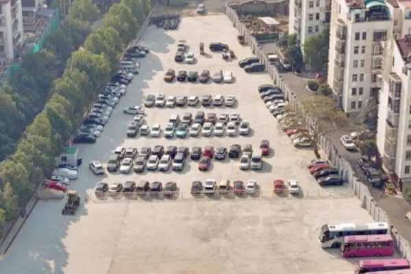 長(zhǎng)沙芙蓉區(qū)一閑置10余年地塊煥新，變身108車(chē)位便民停車(chē)場(chǎng)